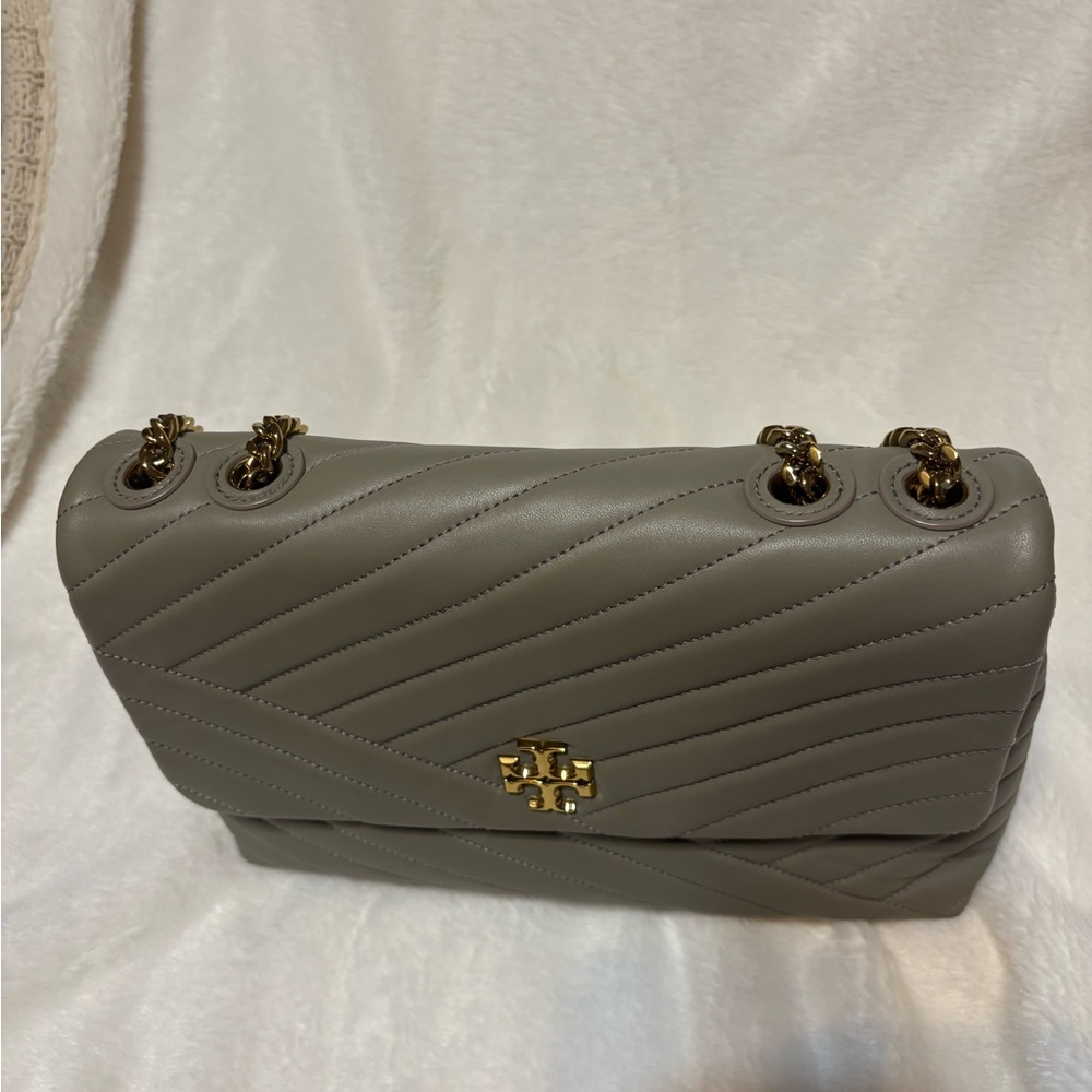 Tory Burch Quilted Gray Shoulder Bag - Picture 2 of 7
